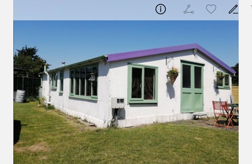 Grimsby Ski Chalet | Cute cottage next to the beach