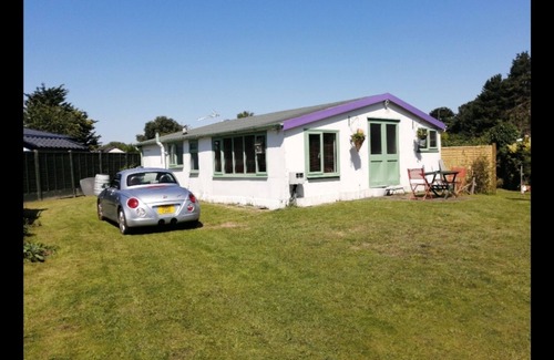 Grimsby Ski Chalet | Cute cottage next to the beach