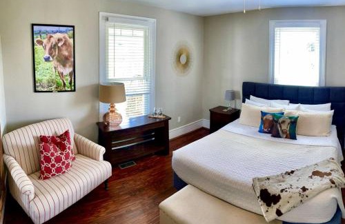 Luray House | Cute Cottage on Working Farm for Farmstay Glamping Getaways to Virginia - Perfect for Animal Lovers