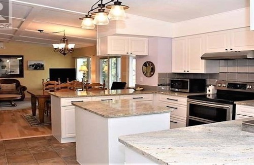 Okanagan-Similkameen House | Cute country home, steps to quiet boat launch, with private hot tub!