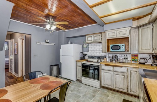 Wichita House | Cute Cozy and Cheerful 3 Bedroom House