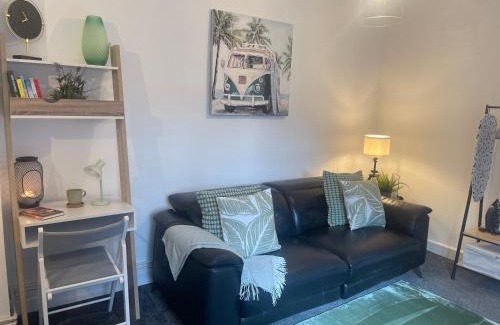 Wolverhampton Apartment | Cute+Cozy Guesthouse for 2 +secure offroad parking