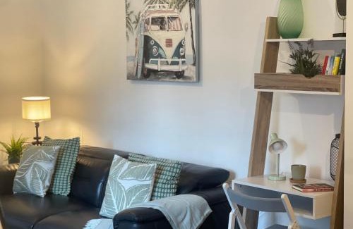 Wolverhampton Apartment | Cute+Cozy Guesthouse for 2 +secure offroad parking