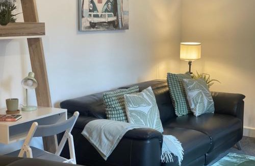 Wolverhampton Apartment | Cute+Cozy Guesthouse for 2 +secure offroad parking
