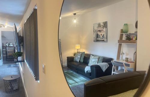 Wolverhampton Apartment | Cute+Cozy Guesthouse for 2 +secure offroad parking