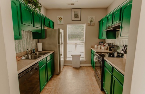 Uptown House | Cute & Cozy Home 1 mile to St. Jude /2miles from Beale st. /Pet Friendly!