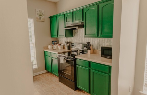 Uptown House | Cute & Cozy Home 1 mile to St. Jude /2miles from Beale st. /Pet Friendly!