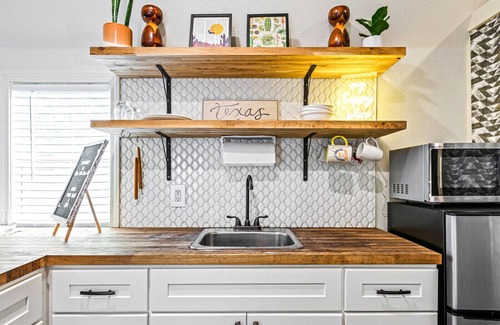 Waco Cottage | Cute & Cozy Tiny House Minutes to Downtown Waco!