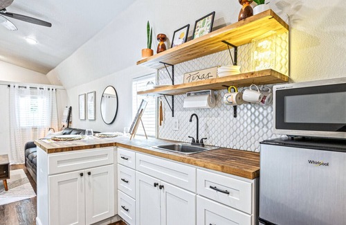 Waco Cottage | Cute & Cozy Tiny House Minutes to Downtown Waco!