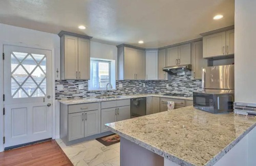 Seaside House | Cute Entire House Three Bedroom Near Monterey