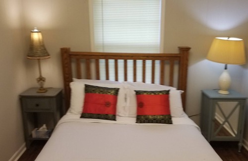 East Durham House | Cute Fenced Downtwn Domicile Pet Friendly near Duke Hospital