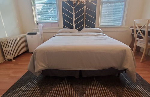 Canton Apartment | Cute getaway in Baltimore near the park