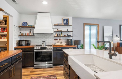 Camdenton Condo | Cute Little Boho Condo-Pet Friendly- Next Door to Pool- Boat Slip- Completely Remodeled- Less than 10 min from Amphitheater