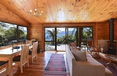 Lake Tarawera Cottage | Cute lockwood with stunning lake views