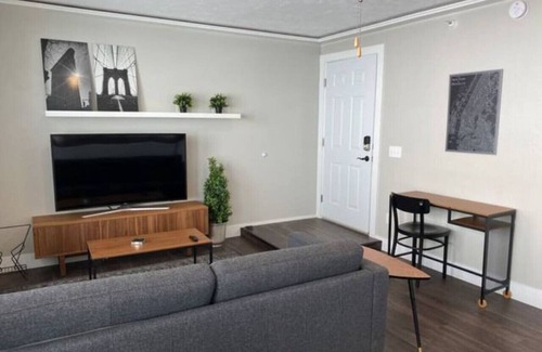 Downtown Omaha Apartment | Cute Modern Apartment in Downtown Omaha