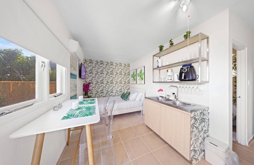 Gold Coast Apartment | Cute Modern Studio|Pool|BBQ|Walk to Beaches & Golf