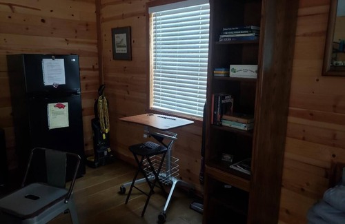 Flippin Apartment | Cute One Room Upstairs Loft just minutes from Bull Shoals Lake & the White River