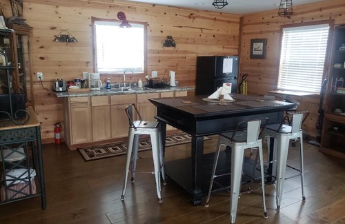 Flippin Apartment | Cute One Room Upstairs Loft just minutes from Bull Shoals Lake & the White River