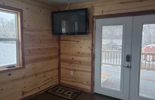 Flippin Apartment | Cute One Room Upstairs Loft just minutes from Bull Shoals Lake & the White River
