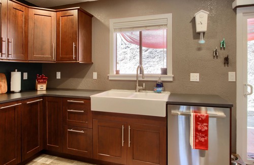 Mariposa House | Cute Pool House near Yosemite with a Hot Tub and Game room
