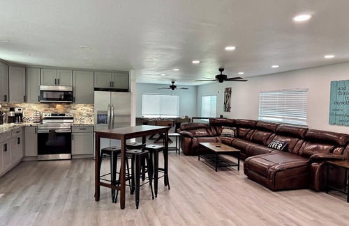 Raisin House | Cute remodeled home W/private pond 6 adults/6 kids