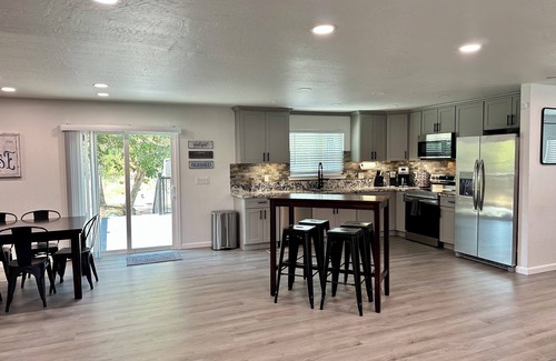 Raisin House | Cute remodeled home W/private pond 6 adults/6 kids