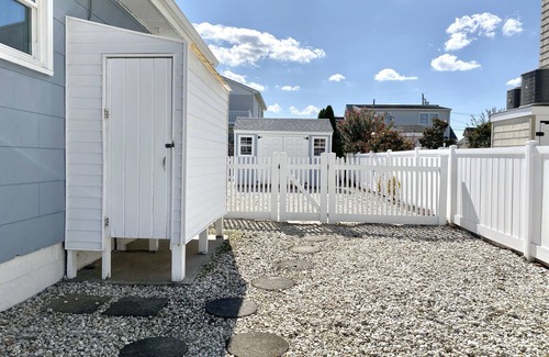 Avalon Cottage | Cute seashore cottage within walking distance to beach & shopping, screened porch