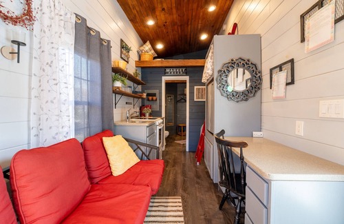 Caryville Cabin | Cute Tiny House! Located right outside Rocky Top, Leave here to hit the trails!
