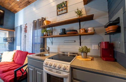 Caryville Cabin | Cute Tiny House! Located right outside Rocky Top, Leave here to hit the trails!