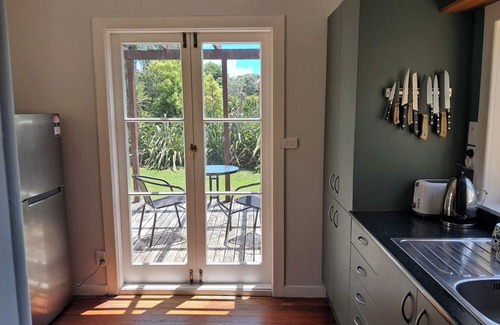 Oneroa Cottage | Cute wee bach within walking distance of beaches and village