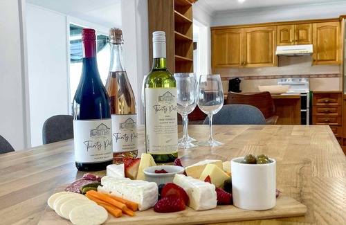 Lovedale Cottage | Cuvee Cottage - Family and pet friendly 4 bedroom cottage with pool and on-site cellar door
