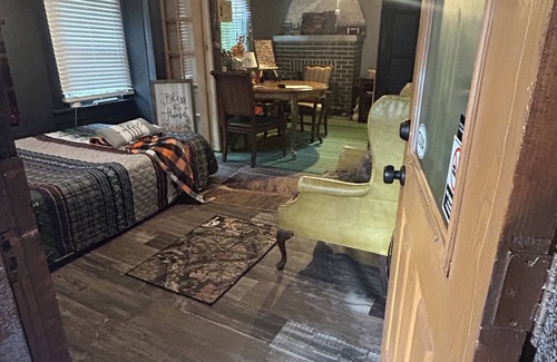 Cuyahoga Falls Bed & Breakfast | Cuyahoga River Apartment.