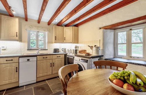 Dinas Cross Cottage | Cwm Bach in Pembrokeshire sleeps four people and is both pet and child-friendly. It is close to a go