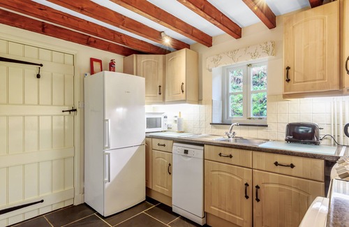Dinas Cross Cottage | Cwm Bach in Pembrokeshire sleeps four people and is both pet and child-friendly. It is close to a go