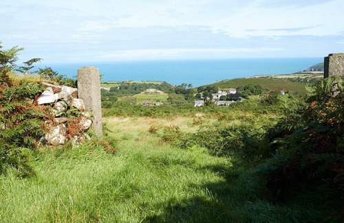 Dinas Cross Cottage | Cwm Bach in Pembrokeshire sleeps four people and is both pet and child-friendly. It is close to a go