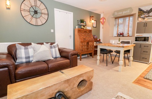 Beddgelert Cottage | CWM CAETH COTTAGE, romantic, with a garden in Beddgelert