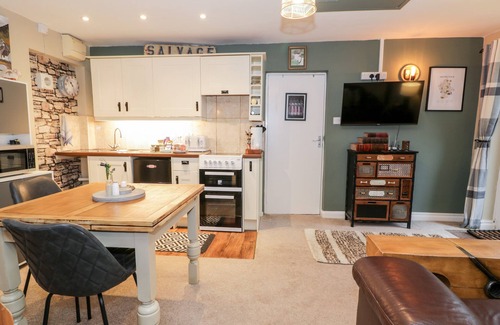 Beddgelert Cottage | CWM CAETH COTTAGE, romantic, with a garden in Beddgelert