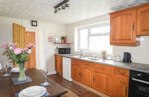 Rhyd-y-clafdy Cottage | CWM CEILIOG ANNEX, pet friendly, character holiday cottage in Trefor