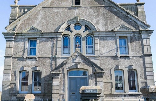 Ty Croes Apartment | Cwyfan - a dog that sleeps 8 guests in 4 bedrooms