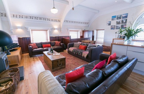 Ty Croes Apartment | Cwyfan - a dog that sleeps 8 guests in 4 bedrooms