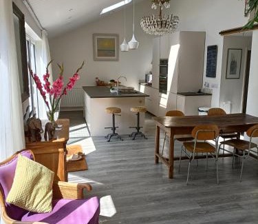 Uppingham House | Cybil's Retreat - Renovated 2 bedroom house with enclosed garden