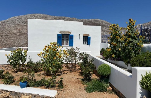 Tholaria House | Cycladic houses in rural surrounding