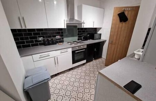 Plasnewydd Apartment | Cyfarthfa Double Room 1 - Shared Bathroom - Near City Centre