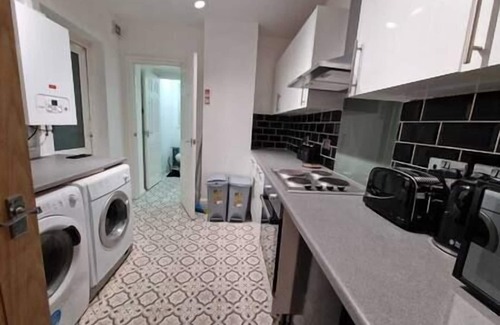 Plasnewydd Apartment | Cyfarthfa Double Room 1 - Shared Bathroom - Near City Centre