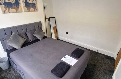 Plasnewydd Apartment | Cyfarthfa Double Room 1 - Shared Bathroom - Near City Centre