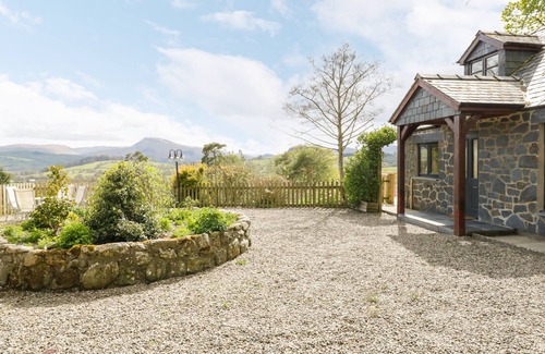 Bala Cottage | CYFFDY COTTAGE - ARAN, pet friendly, with open fire in Parc