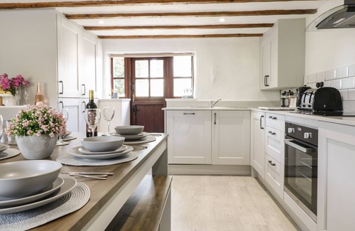Bala Cottage | CYFFDY COTTAGE - ARENIG, pet friendly, with open fire in Parc