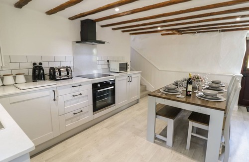 Bala Cottage | CYFFDY COTTAGE - ARENIG, pet friendly, with open fire in Parc