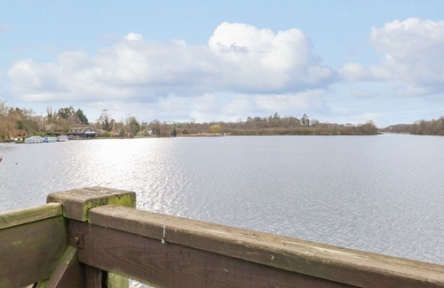 Irstead Cottage | CYGNUS BOATHOUSE, character holiday cottage in South Walsham