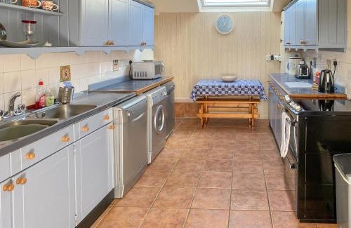 Garn Fadryn House | Cyll Y Felin Fawr 2